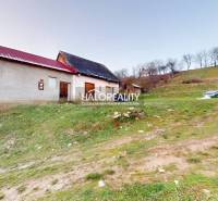 Predaj, rodinný dom Klenovec, Obrancov mieru - EXKLU... - Rodinný dom v Klenovci na svahu, s vedľa stojacou lavičkou a zeleným okolím.