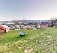 Predaj, rodinný dom Klenovec, Obrancov mieru - EXKLU... - Zadný dvor rodinného domu v Klenovci s výhľadom na lúky a kopce.