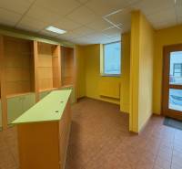 NA PRENÁJOM KOMERČNÝ PRIESTOR (80m2) V CENTRE SENICE - Obchodné priestory s policami, pultom a dlažbou, ideálne pre rôzne podnikateľské účely.