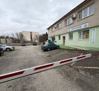 NA PRENÁJOM KOMERČNÝ PRIESTOR (80m2) V CENTRE SENICE - Obchodné priestory na Štefánikovej v Senici s parkoviskom pred budovou.