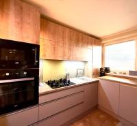 EXKLUZÍVNE - Veľký 3i byt s benefitmi rodinného domu, Boleráz - Kuchyňa s dreveným dekorom, vstavané spotrebiče v 3-izbovom byte.