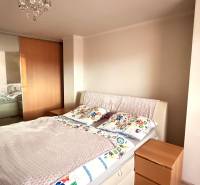 EXKLUZÍVNE - Veľký 3i byt s benefitmi rodinného domu, Boleráz - Spálňa s posteľou, vstavanou skriňou a dekoratívnym lustrom v 3-izbovom byte.
