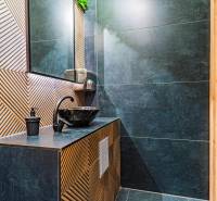 Predaj Exkluzívna ponuka elegantného penziónu s hostincom - Kúpeľňa v Hoteloch a penziónoch s umývadlom a dizajnovými obkladačkami.