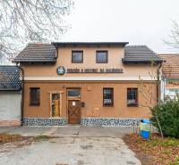 Predaj Exkluzívna ponuka elegantného penziónu s hostincom - Penzión a hostinec na Hollého ulici v Holíči s tradičnou fasádou. Hotely a penzióny.