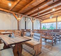 Predaj Exkluzívna ponuka elegantného penziónu s hostincom - Drevené stoly a lavice v interiéri Hotely a penzióny s podlahou s dreveným dekorom.