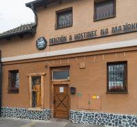 Predaj Exkluzívna ponuka elegantného penziónu s hostincom - Exteriér budovy charakterizujúci Hotely a penzióny na Hollého v Holíči.