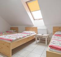 Predaj Exkluzívna ponuka elegantného penziónu s hostincom - Tri lôžka s farebným povlečením, stolík, strešné okno v Hoteloch a penziónoch.