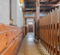 Predaj Exkluzívna ponuka elegantného penziónu s hostincom - Chodba v Hotely a penzióny s drevenými prvkami a vstupnými dverami.