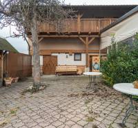 Predaj Exkluzívna ponuka elegantného penziónu s hostincom - Dvor penziónu na Hollého ulici, Holíč s drevenou terasou a stromom.