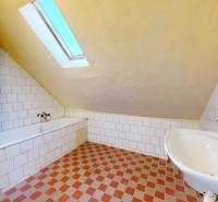 NA PREDAJ 5 IZBOVÝ POSCHODOVÝ DOM V CENTRE OBCE, IŽA, OKRES KOMÁRNO - Kúpeľňa v rodinnom dome s vaňou, umývadlom a šikmým stropom.