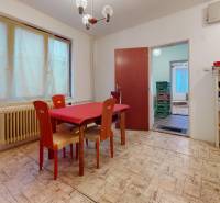 NA PREDAJ 5 IZBOVÝ POSCHODOVÝ DOM V CENTRE OBCE, IŽA, OKRES KOMÁRNO - Jedáleň s jedálenským stolom a stoličkami, podlaha s dreveným dekorom, Rodinný dom.