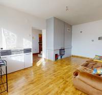 NA PREDAJ 5 IZBOVÝ POSCHODOVÝ DOM V CENTRE OBCE, IŽA, OKRES KOMÁRNO - Obývacia izba rodinného domu s pohovkou a podlahou s dreveným dekorom.