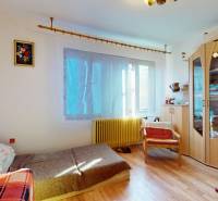 NA PREDAJ 5 IZBOVÝ POSCHODOVÝ DOM V CENTRE OBCE, IŽA, OKRES KOMÁRNO - Izba v rodinnom dome s podlahou s dreveným dekorom, sedačkou a skrinkou.