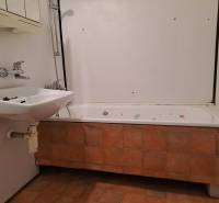 REZERVOVANÉ 2-izbový byt s nádherným výhľadom v pôvodnom stave   - Kúpeľňa s vaňou a umývadlom v 2-izbovom byte, obklady s hnedým dekorom.