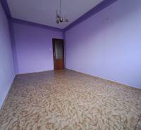 REZERVOVANÉ 2-izbový byt s nádherným výhľadom v pôvodnom stave   - Fialové steny a podlaha s dreveným dekorom v 2-izbovom byte.