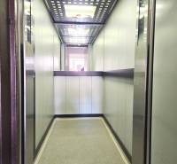 ZREKONŠTRUOVANÝ 3-IZBOVÝ BYT (74 m2) S BALKÓNOM, PIVNICOU, 2 x WC - Výtah s kovovými stenami a stropom so svetlami v 3-izbovom byte.