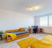 ZREKONŠTRUOVANÝ 3-IZBOVÝ BYT (74 m2) S BALKÓNOM, PIVNICOU, 2 x WC - Svetlá izba s posteľou, pracovným stolom a podlahou s dreveným dekorom v 3-izbovom byte.