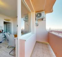 ZREKONŠTRUOVANÝ 3-IZBOVÝ BYT (74 m2) S BALKÓNOM, PIVNICOU, 2 x WC - Kuchyňa s jedálňou a balkónom v 3-izbovom byte s podlahou s dreveným dekorom.