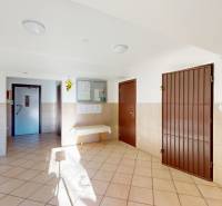 ZREKONŠTRUOVANÝ 3-IZBOVÝ BYT (74 m2) S BALKÓNOM, PIVNICOU, 2 x WC - Vstupná hala 3-izbového bytu s dlažbou a hasiacim prístrojom.