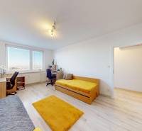 ZREKONŠTRUOVANÝ 3-IZBOVÝ BYT (74 m2) S BALKÓNOM, PIVNICOU, 2 x WC - Svetlá izba s dvomi posteľami, pracovným stolom a podlahou s dreveným dekorom v 3-izbovom byte.