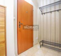 REZERVOVANÉ - Predaj, dvojizbový byt Považská Bystri... - Vstupná chodba 2-izbového bytu s botníkom a vešiakom na stene.