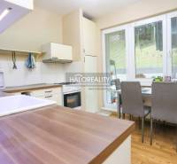 REZERVOVANÉ - Predaj, dvojizbový byt Považská Bystri... - Kuchyňa v 2-izbovom byte s podlahou s dreveným dekorom, jedálenským stolom a spotrebičmi.