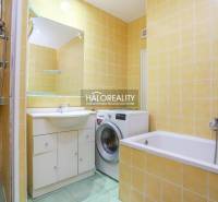 REZERVOVANÉ - Predaj, dvojizbový byt Považská Bystri... - Kúpeľňa so sprchou, vaňou a práčkou v 2-izbovom byte s obkladačkami.