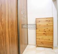 REZERVOVANÉ - Predaj, dvojizbový byt Považská Bystri... - Chodba so skriňou a komodou v 2-izbovom byte s dlažbou.