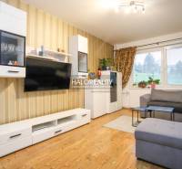 REZERVOVANÉ - Predaj, dvojizbový byt Považská Bystri... - Obývačka v 2-izbovom byte s podlahou s dreveným dekorom a pohodlnou sedačkou.