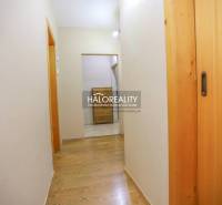 REZERVOVANÉ - Predaj, dvojizbový byt Považská Bystri... - Chodba v 2-izbovom byte s podlahou s dreveným dekorom a vstavanými skrinkami.