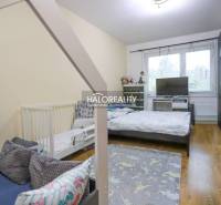 REZERVOVANÉ - Predaj, dvojizbový byt Považská Bystri... - Detská izba v 2-izbovom byte s podlahou s dreveným dekorom a hračkami.