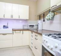 REZERVOVANÉ - Predaj, dvojizbový byt Považská Bystri... - Kuchyňa v 2-izbovom byte s rustikálnymi skrinkami a plynovým sporákom, svetlý dizajn.