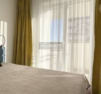 Prenájom, jednoizbový byt Banská Bystrica, Fončorda,... - Svetlá spálňa v 1-izbovom byte s veľkým oknom a závesmi.