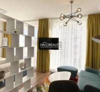 Prenájom, jednoizbový byt Banská Bystrica, Fončorda,... - Obývačka s presvetlenými závesmi, podlahou s dreveným dekorom a knižnicou v 1-izbovom byte.