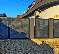 Na predaj unikátna dvojpodlažná budova na podnikanie aj bývanie - Kovová brána pri budove v Komárne na štrkovom pozemku pri dome.