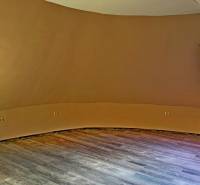 Na predaj unikátna dvojpodlažná budova na podnikanie aj bývanie - Miestnosť v budove s podlahou s dreveným dekorom a strešným oknom.