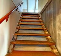 Na predaj unikátna dvojpodlažná budova na podnikanie aj bývanie - Schodisko s dreveným zábradlím a podlahou s dreveným dekorom vedie na poschodie budovy.