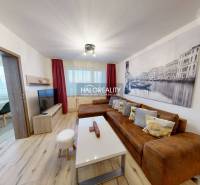 Predaj, dvojizbový byt Zvolen, kompletná rekonštrukc... - Obývacia izba v 2-izbovom byte s hnedou sedačkou a podlahou s dreveným dekorom.