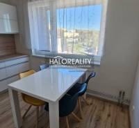 Predaj, dvojizbový byt Zvolen, kompletná rekonštrukc... - Jedálenský kút s oknom v 2-izbovom byte a podlahou s dreveným dekorom.