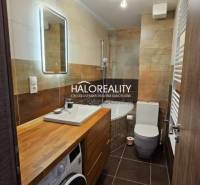 Predaj, dvojizbový byt Zvolen, kompletná rekonštrukc... - Kúpeľňa v 2-izbovom byte so sprchovým kútom a podlahou s dreveným dekorom.