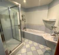 REZERVOVANÝ / NA PRENÁJOM 3 - IZB. BYT s LOGGIOU, SENICA - Kúpeľňa v 3-izbovom byte so sprchovacím kútom, vaňou a svetlou dlažbou.