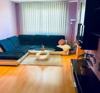 REZERVOVANÝ / NA PRENÁJOM 3 - IZB. BYT s LOGGIOU, SENICA - Obývacia izba v 3-izbovom byte so sedačkou, konferenčným stolíkom a podlahou s dreveným dekorom.