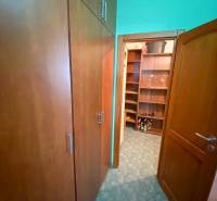 REZERVOVANÝ / NA PRENÁJOM 3 - IZB. BYT s LOGGIOU, SENICA - Úložný priestor v 3-izbovom byte s policami a skrinkami.