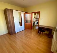 REZERVOVANÝ / NA PRENÁJOM 3 - IZB. BYT s LOGGIOU, SENICA - Spálňa v 3-izbovom byte s podlahou s dreveným dekorom, šatníkovou skriňou a pracovným stolom.