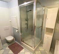 REZERVOVANÝ / NA PRENÁJOM 3 - IZB. BYT s LOGGIOU, SENICA - Kúpeľňa v 3-izbovom byte s práčkou, sprchovacím kútom a bielym nábytkom.