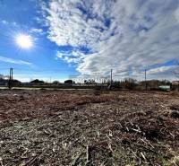 Predaj, pozemok pre rodinný dom   2184 m2 Ondrejovce... - Slnečný pozemok v Ondrejovciach pre bývanie, s krásnou oblohou a vidieckym okolím.