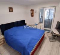 Predaj, rodinný dom Košice Juh - Spálňa s posteľou, televízorom, podlahou s dreveným dekorom a balkónovými dverami v rodinnom dome.