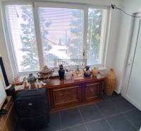 Predaj, rodinný dom Košice Juh - Izba s veľkým oknom, dekoratívnou komodou a rôznymi predmetmi v rodinnom dome.