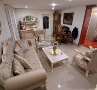 Predaj, rodinný dom Košice Juh - Obývacia izba s elegantným nábytkom, zrkadlom a hodinami v Rodinnom dome.