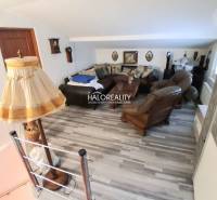 Predaj, rodinný dom Košice Juh - Obývacia izba s dreveným dekorom a rustikálnym zariadením v rodinnom dome.